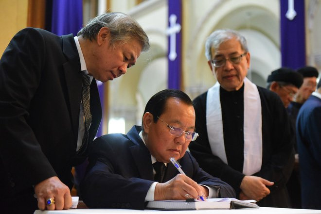 Hàng nghìn giáo dân viếng Tổng giám mục Phaolô Bùi Văn Đọc tại nhà thờ Đức Bà - Ảnh 9.