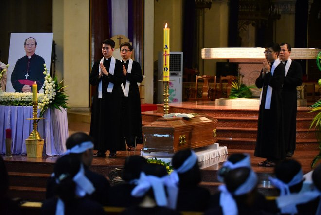 Hàng nghìn giáo dân viếng Tổng giám mục Phaolô Bùi Văn Đọc tại nhà thờ Đức Bà - Ảnh 10.