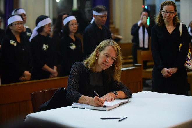 Hàng nghìn giáo dân viếng Tổng giám mục Phaolô Bùi Văn Đọc tại nhà thờ Đức Bà - Ảnh 11.