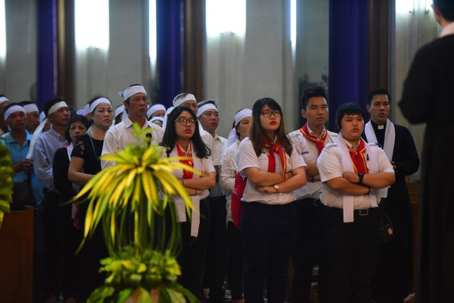 Hàng nghìn giáo dân viếng Tổng giám mục Phaolô Bùi Văn Đọc tại nhà thờ Đức Bà - Ảnh 12.