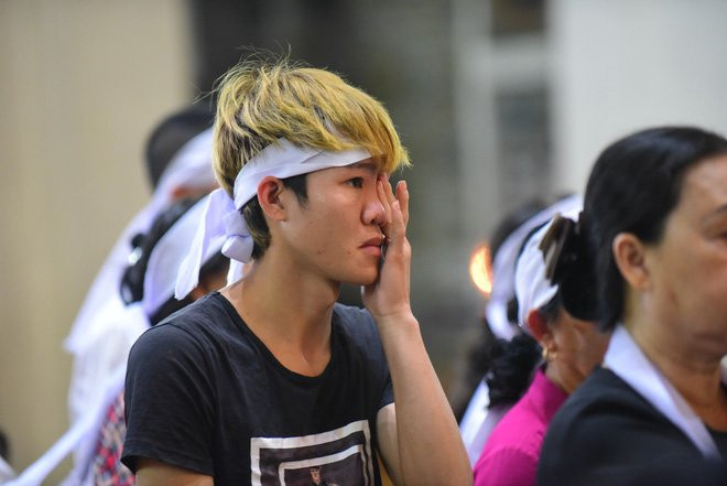 Hàng nghìn giáo dân viếng Tổng giám mục Phaolô Bùi Văn Đọc tại nhà thờ Đức Bà - Ảnh 13.