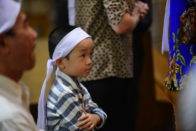 Hàng nghìn giáo dân viếng Tổng giám mục Phaolô Bùi Văn Đọc tại nhà thờ Đức Bà - Ảnh 15.