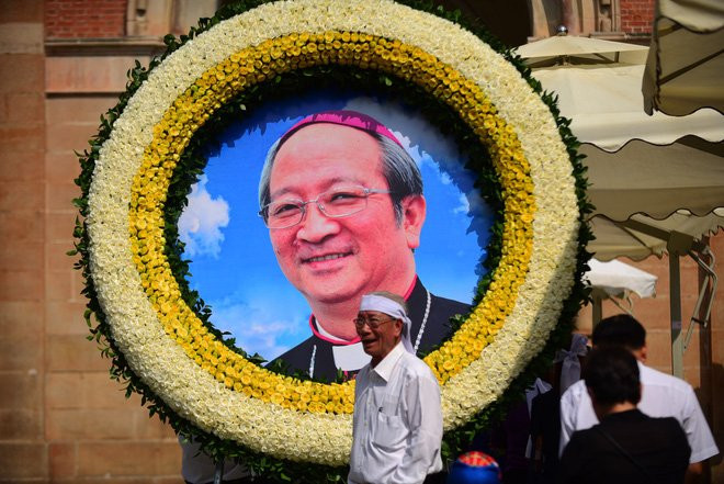Hàng nghìn giáo dân viếng Tổng giám mục Phaolô Bùi Văn Đọc tại nhà thờ Đức Bà - Ảnh 16.