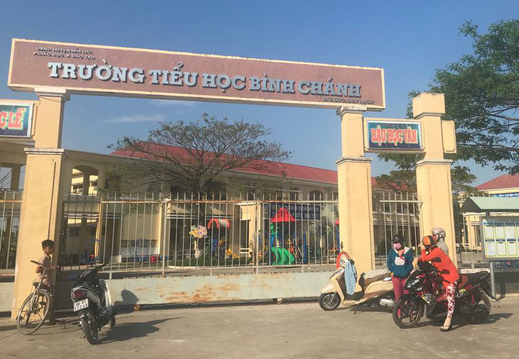 Hiệu trưởng vụ cô giáo quỳ xin lỗi phụ huynh, nói sẽ từ chức - Ảnh 1.