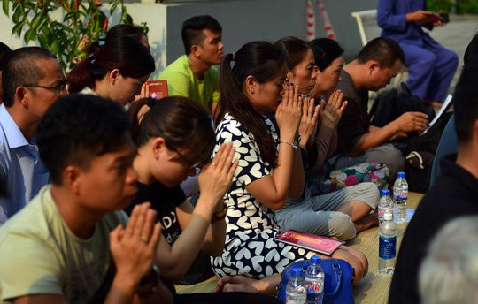 Đau lòng cầu siêu cho 13 nạn nhân thiệt mạng chung cư Carina - Ảnh 8.