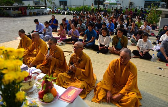 Đau lòng cầu siêu cho 13 nạn nhân thiệt mạng chung cư Carina - Ảnh 2.