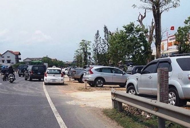 hang_loat_xe_bien_xanh_di_an_cuoi_ZPUU