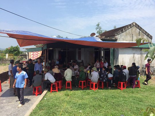 Chụp ảnh trên thác nước, nữ sinh 16 tuổi trượt chân đuối nước - Ảnh 1.