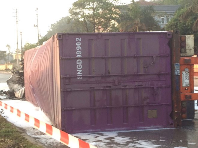 Xe container boc chay, tai xe va phu xe tu vong trong cabin hinh anh 1