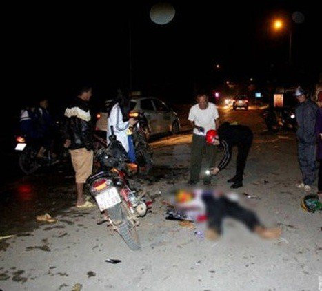 Xe máy đấu đầu kinh hoàng, 2 người chết, 3 thanh niên nguy kịch - Ảnh 1.