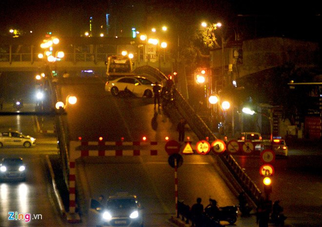 Mercedes tong nat xe may tren cau vuot Thai Ha hinh anh 1