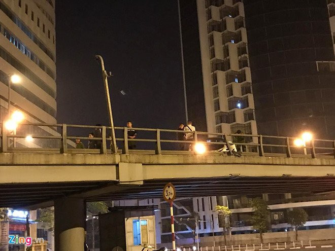 Mercedes tong nat xe may tren cau vuot Thai Ha hinh anh 2