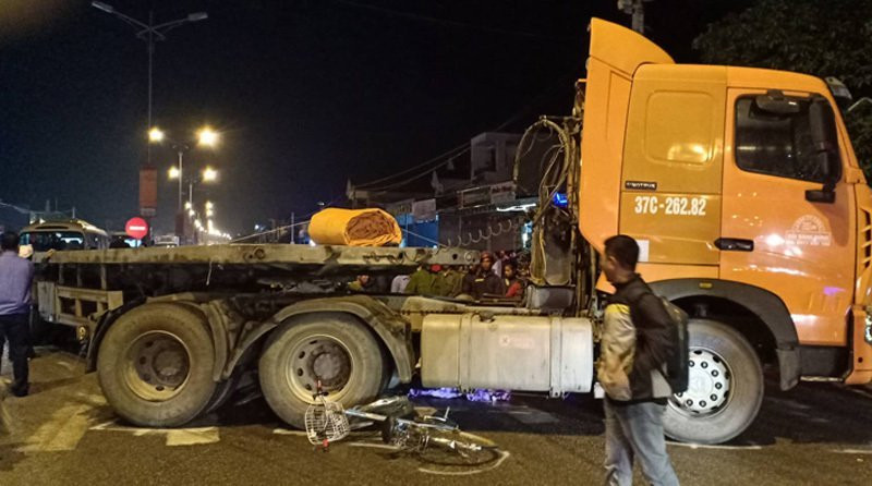 Xe tải đối đầu xe máy, 3 người tử vong tại chỗ