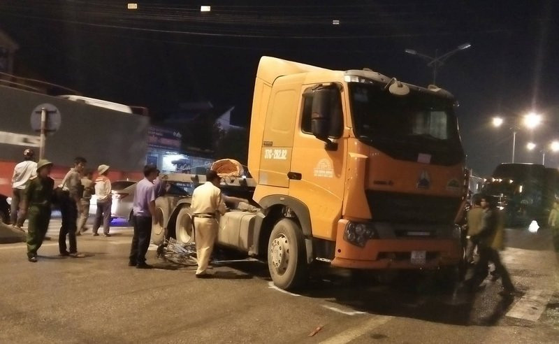 Xe tải đối đầu xe máy, 3 người tử vong tại chỗ