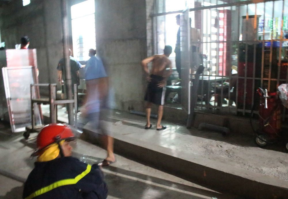 Người đàn ông khóa trái cửa nhốt vợ con, tưới xăng dọa phóng hỏa