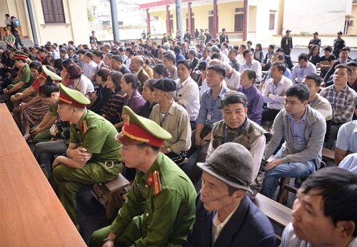 Những người tham dự phiên tòa. Ảnh: Phạm Dự.