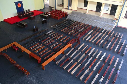 Sân toà được trải thảm nhựa, khoảng 120 băng ghế được xếp ngay ngắn. Ảnh: Phạm Dự