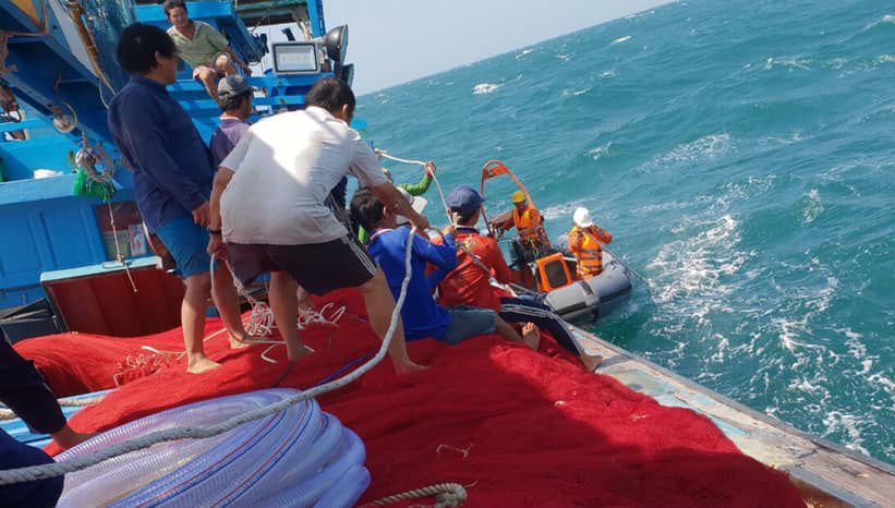Tàu chở 16 ngư dân chìm trên biển Vũng Tàu