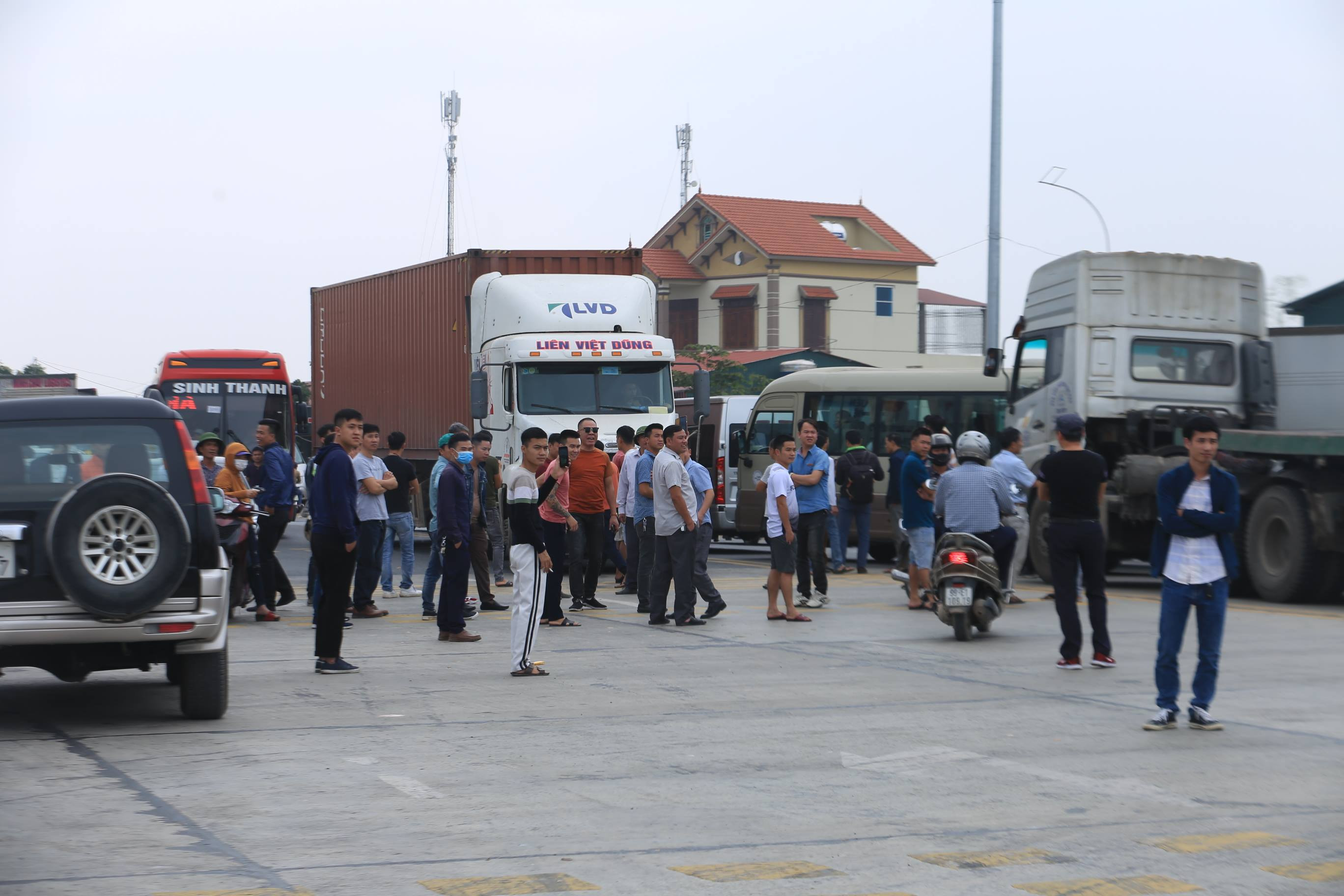  xuống đường có mặt tại trạm thu phí BOT phả Lại để phản đối