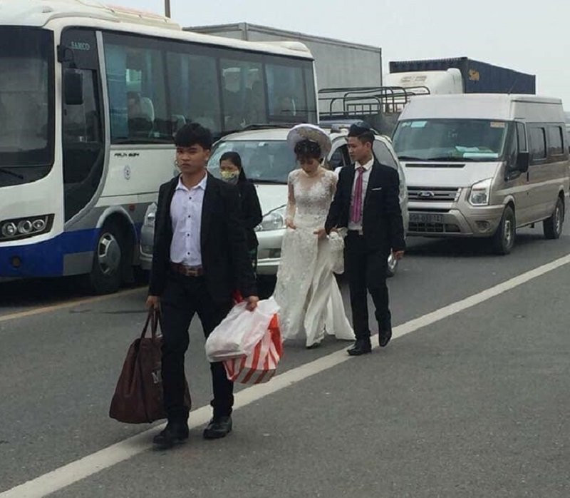 Do tuyến đường đi qua trạm BOT bị ùn tắc cục bộ, để kịp giờ đưa dâu cô dâu, chú rể phải xuống đi bộ qua khu vực ùn tắc rồi tìm phương án khác