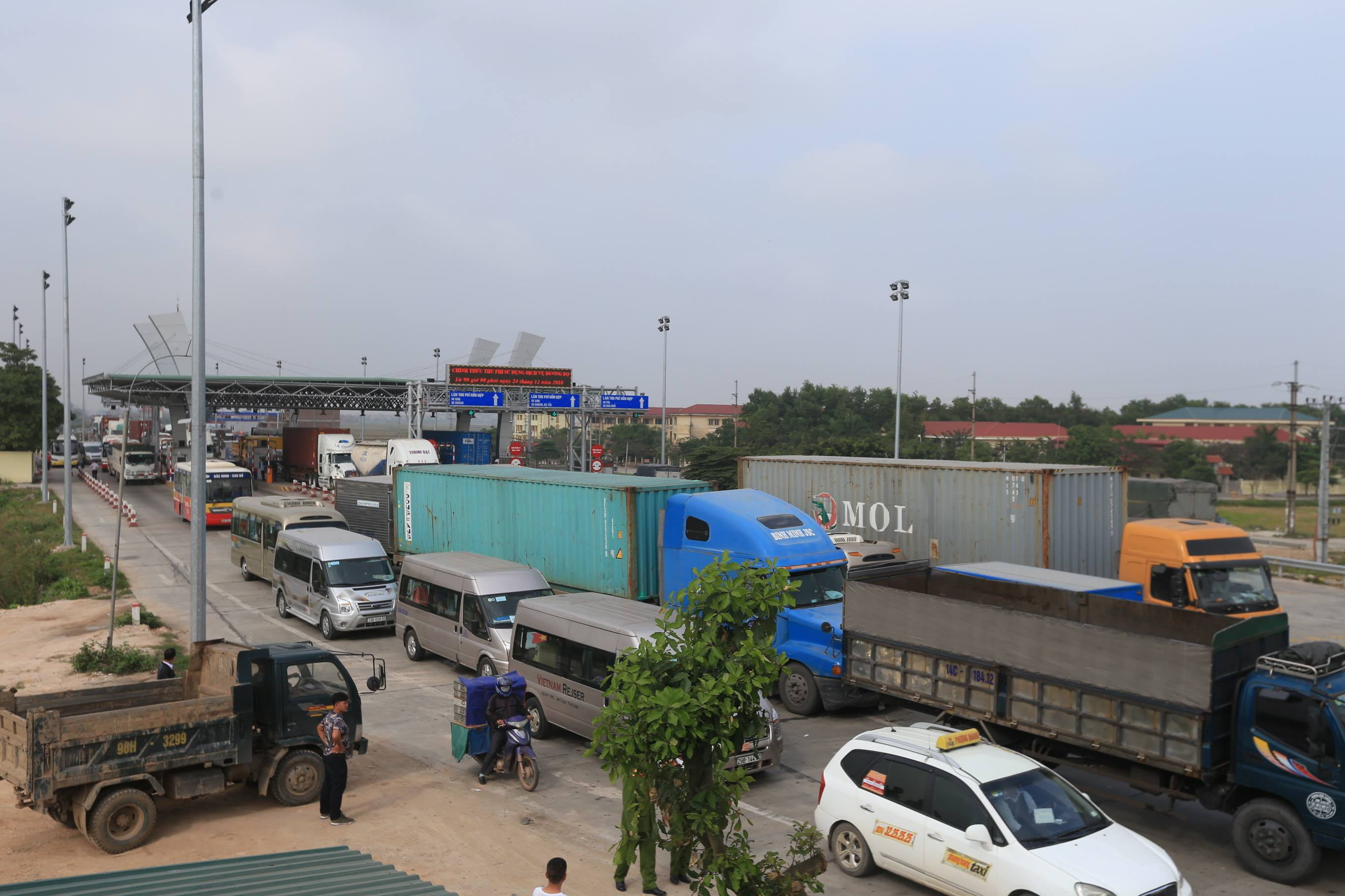 ​Nhiều tài xế xuống đường khiến các xe lưu thông qua trạm thu phí BOT Phả Lại bị ùn tắc cục bộ, các xe phải xếp hàng dài không di chuyển được
