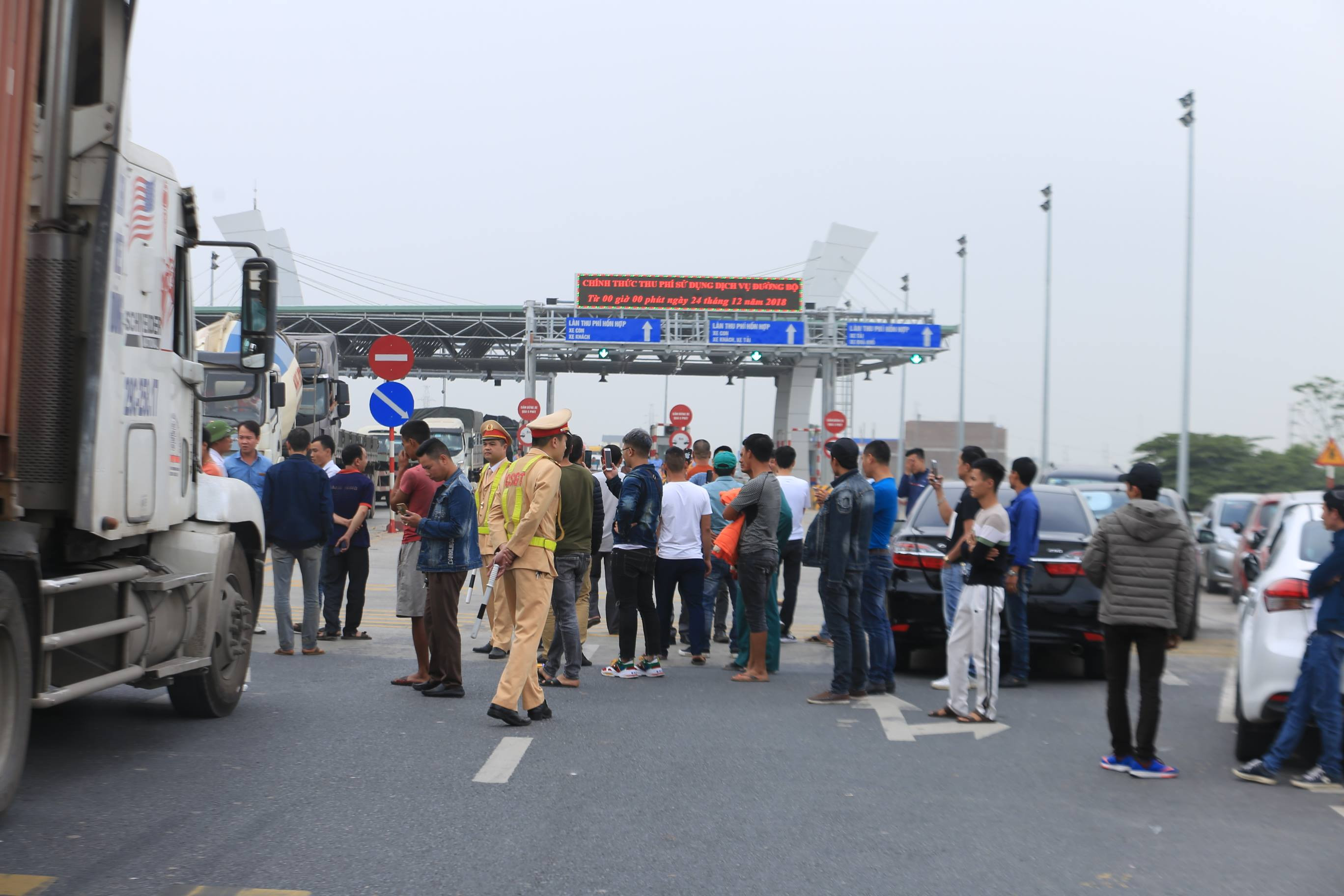 ​Các tài xế cho rằng, đoạn đường khu vực Bắc Ninh - Phả Lại được mỏ rộng vài km, còn lại chủ yếu rải nhựa lên mặt đường cũ