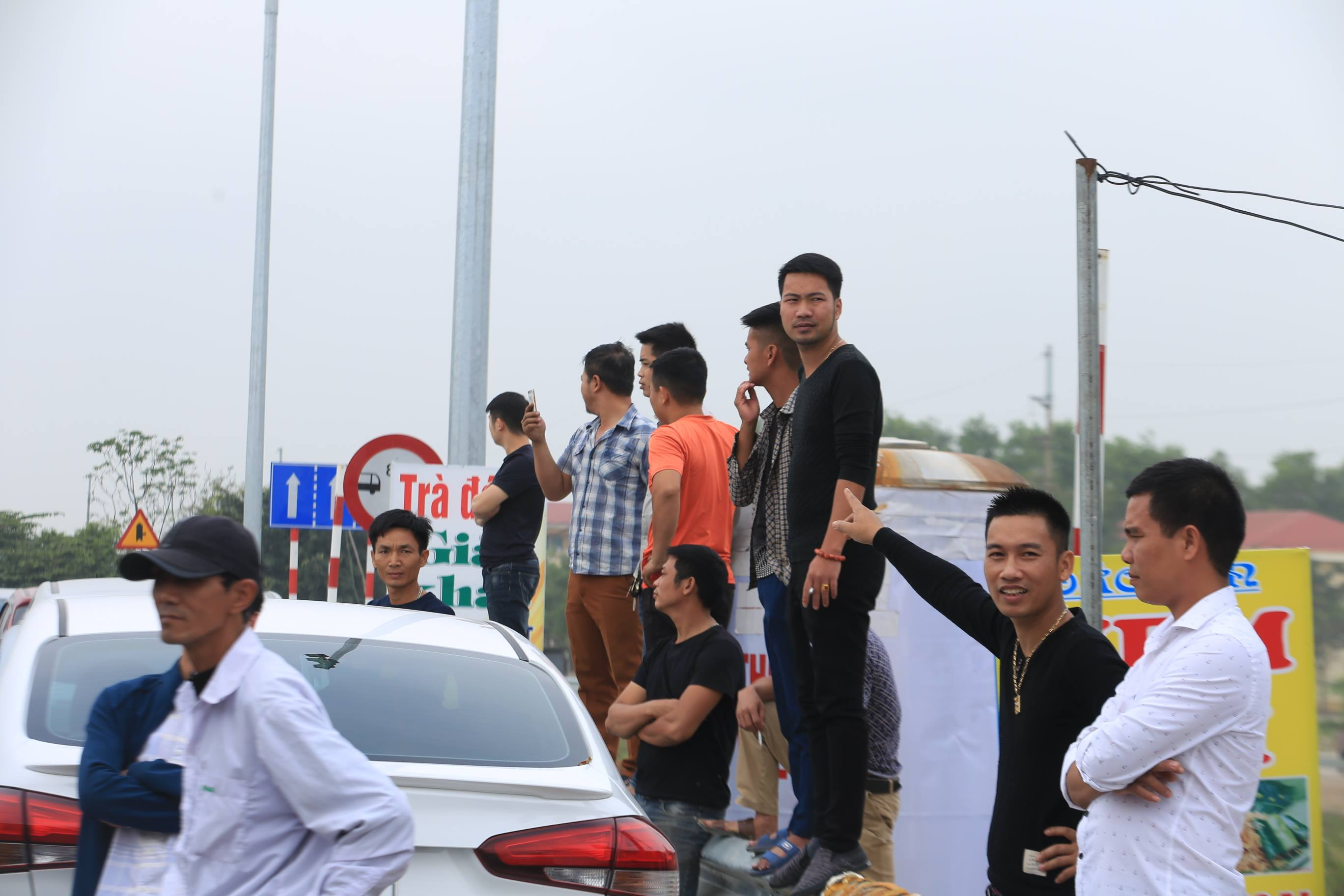 Theo những tài xế lái xe này, họ có mặt ở đây để gặp Ban quản lý trạm thu phí BOT Phả Lại