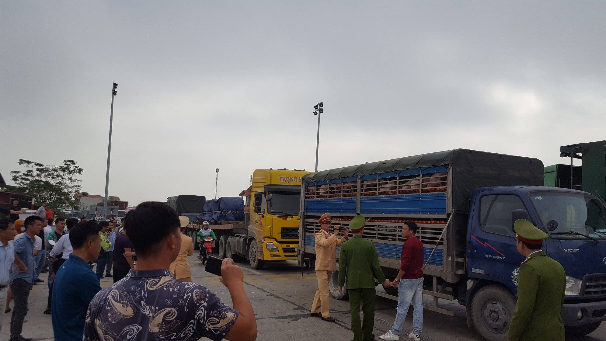 Lực lượng cảnh sát giao thông đã có mặt để điều tiết giao thông tại trạm BOT Phả Lại