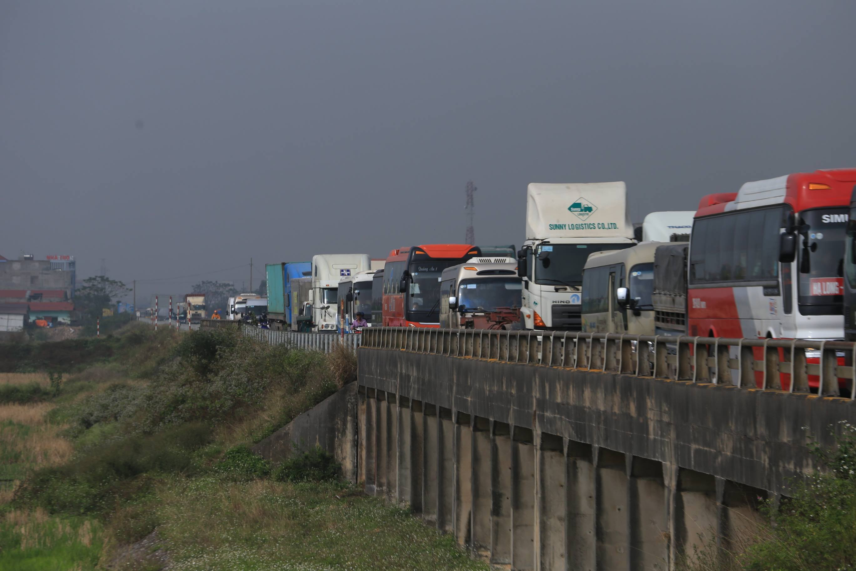 Tuyến đường qua BOT Phả Lại tắc hài hàng cây số