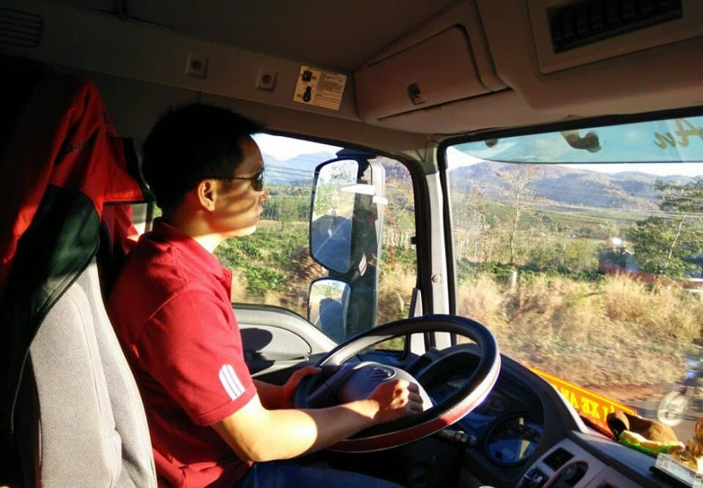 Vụ trộm dầu giữa ban ngày của chủ xe sang khiến tài xế ngỡ ngàng