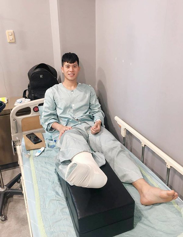 Đình Trọng rưng rưng khi thầy Park đến thăm tại Hàn Quốc