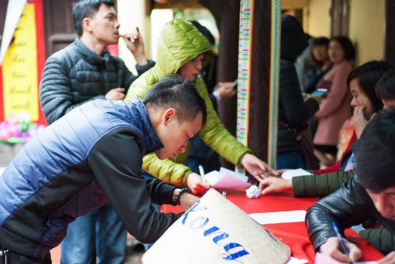 Trước những hình ảnh người dân vẫn tấp nập đến các chùa để 