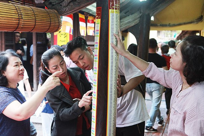 Lo sợ sao xấu chiếu mệnh, nhiều người dân Thủ đô đã tới chùa Phúc Khánh (Hà Nội) để đăng ký dâng sao giải hạn, cầu an với nhà chùa.