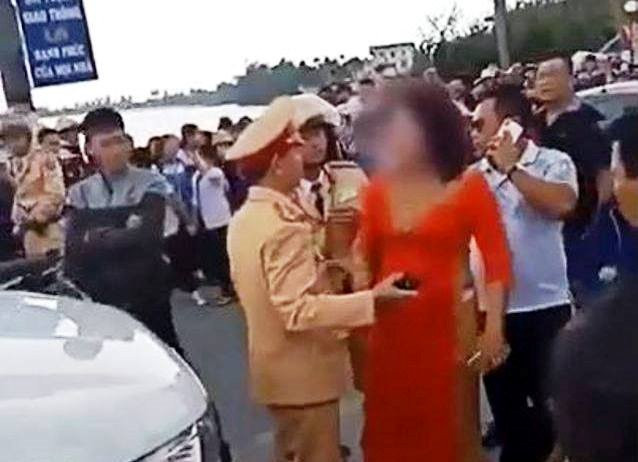 csgt-dung-xe-don-dau-co-hanh-vi-dot-phao-me-chu-re-chong-doi