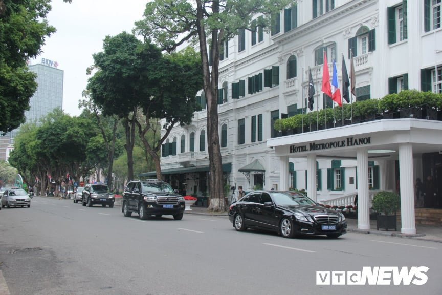 Ha Noi dua xe boc thep, Hummer chong dan tang cuong an ninh truoc them hoi nghi My - Trieu hinh anh 12