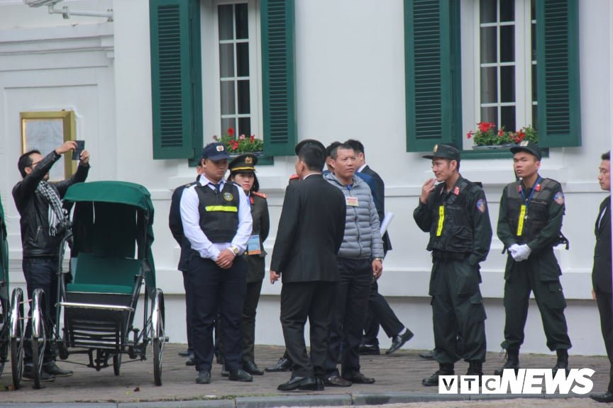 Ha Noi dua xe boc thep, Hummer chong dan tang cuong an ninh truoc them hoi nghi My - Trieu hinh anh 13