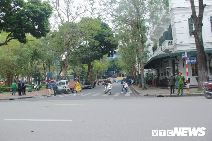 Ha Noi dua xe boc thep, Hummer chong dan tang cuong an ninh truoc them hoi nghi My - Trieu hinh anh 15