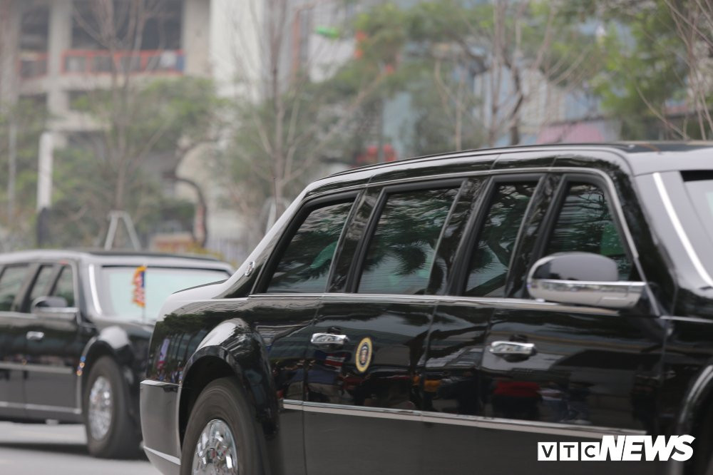 Sau hop bao, Tong thong Trump ra thang san bay khong kip an trua hinh anh 7