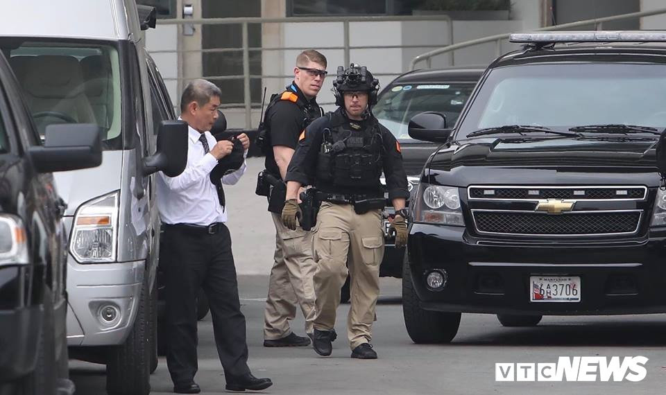 Sau hop bao, Tong thong Trump ra thang san bay khong kip an trua hinh anh 4