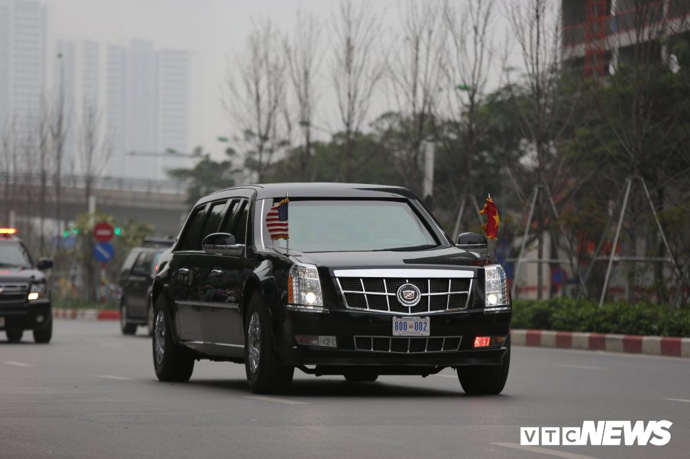 Sau hop bao, Tong thong Trump ra thang san bay khong kip an trua hinh anh 5