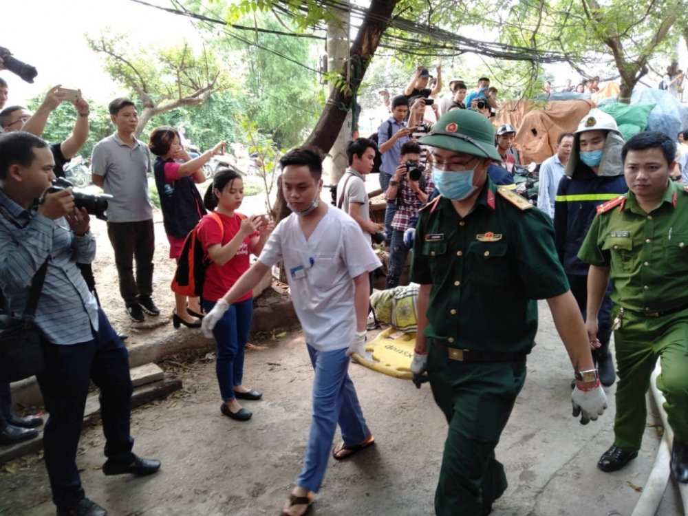 truc-tiep-chay-lon-o-ha-noi-8-nguoi-thuong-vong-phun-nuoc-lam-mat-tim-kiem-nguoi-mat-tich-bb-baaacHAaZw 17