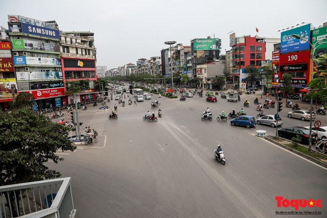 Giao thông Hà Nội giảm nhiệt ngày đầu tiên của kỳ nghỉ lễ Giỗ tổ Hùng Vương - Ảnh 5.