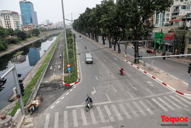 Giao thông Hà Nội giảm nhiệt ngày đầu tiên của kỳ nghỉ lễ Giỗ tổ Hùng Vương - Ảnh 2.