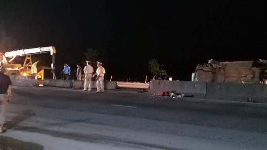 Bị xe đầu kéo tông, 5 người đi nhận hài cốt liệt sĩ bị thương trong xe con - Ảnh 1.