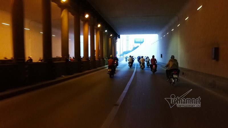 Chui hầm Kim Liên xem xe cộ thi nhau lấn làn, bảo sao cứ tai nạn