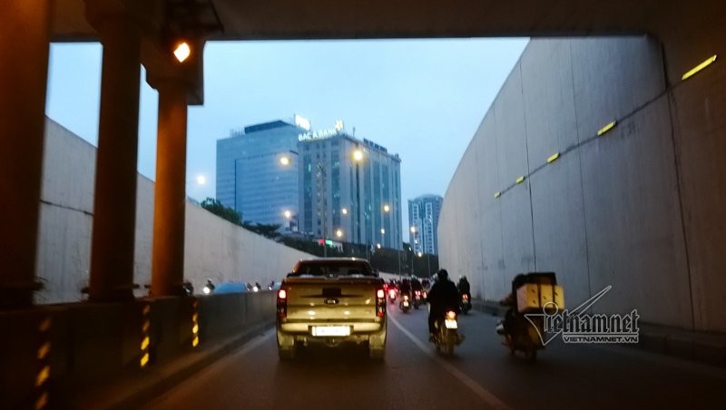 Chui hầm Kim Liên xem xe cộ thi nhau lấn làn, bảo sao cứ tai nạn