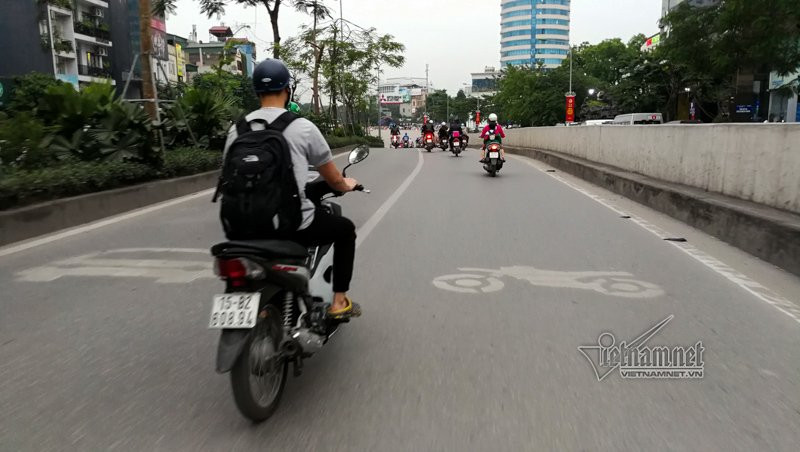Chui hầm Kim Liên xem xe cộ thi nhau lấn làn, bảo sao cứ tai nạn