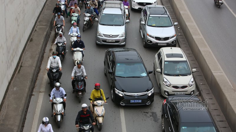 Chui hầm Kim Liên xem xe cộ thi nhau lấn làn, bảo sao cứ tai nạn