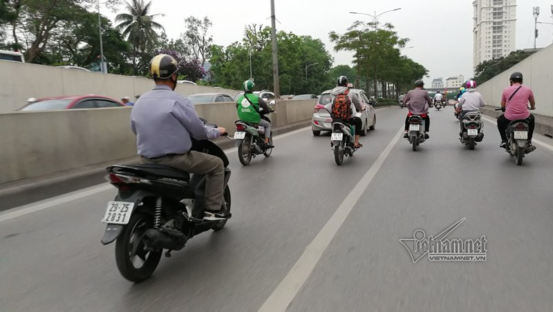 Chui hầm Kim Liên xem xe cộ thi nhau lấn làn, bảo sao cứ tai nạn