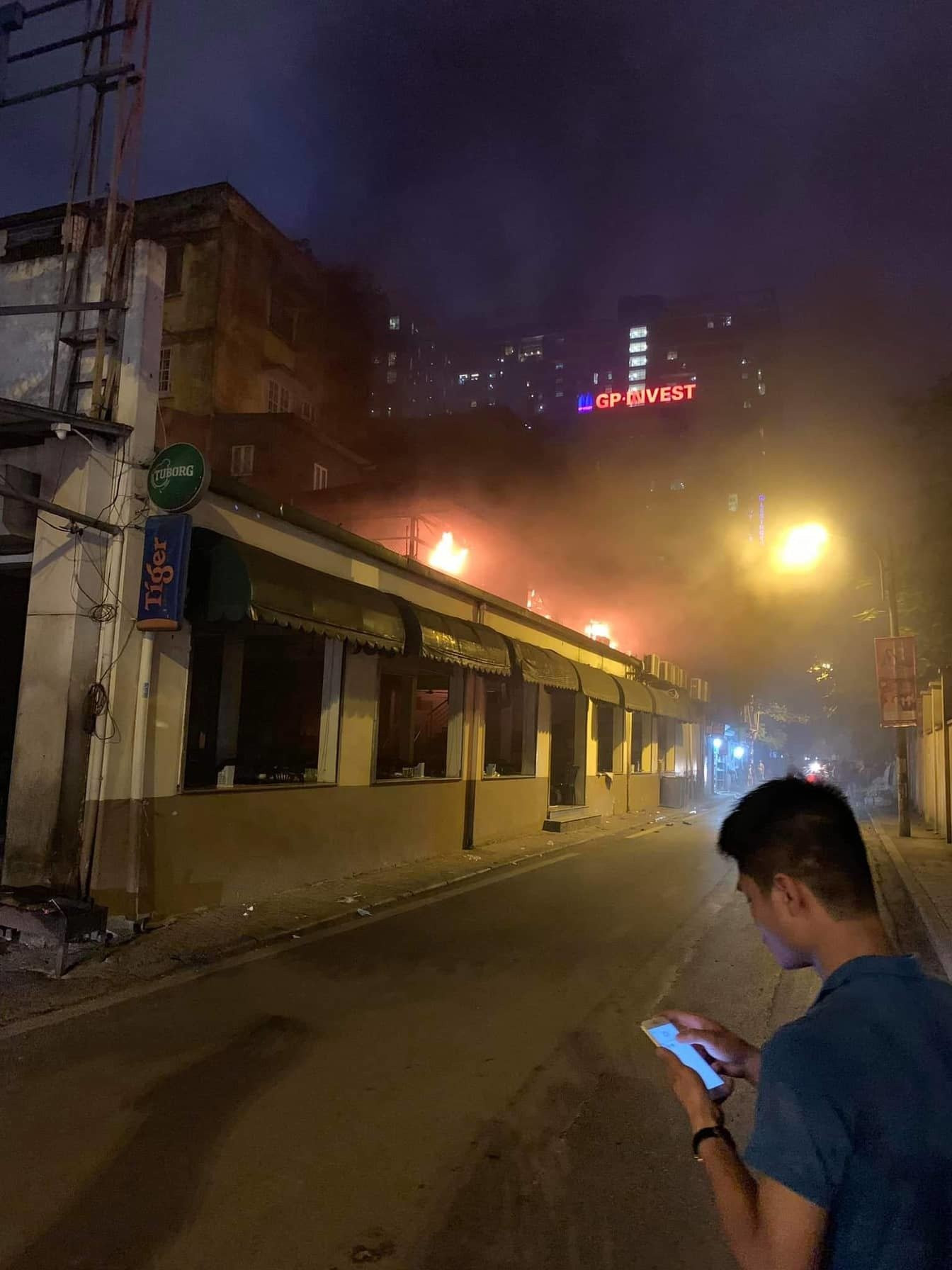 Hà Nội: Cháy quán bia hơi Hải Xồm, khách bỏ chạy tán loạn